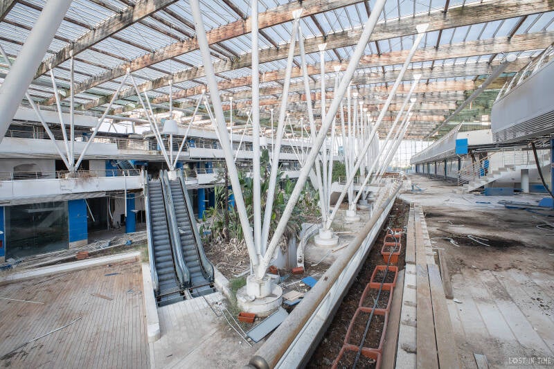 Een verlaten shoppingcentrum