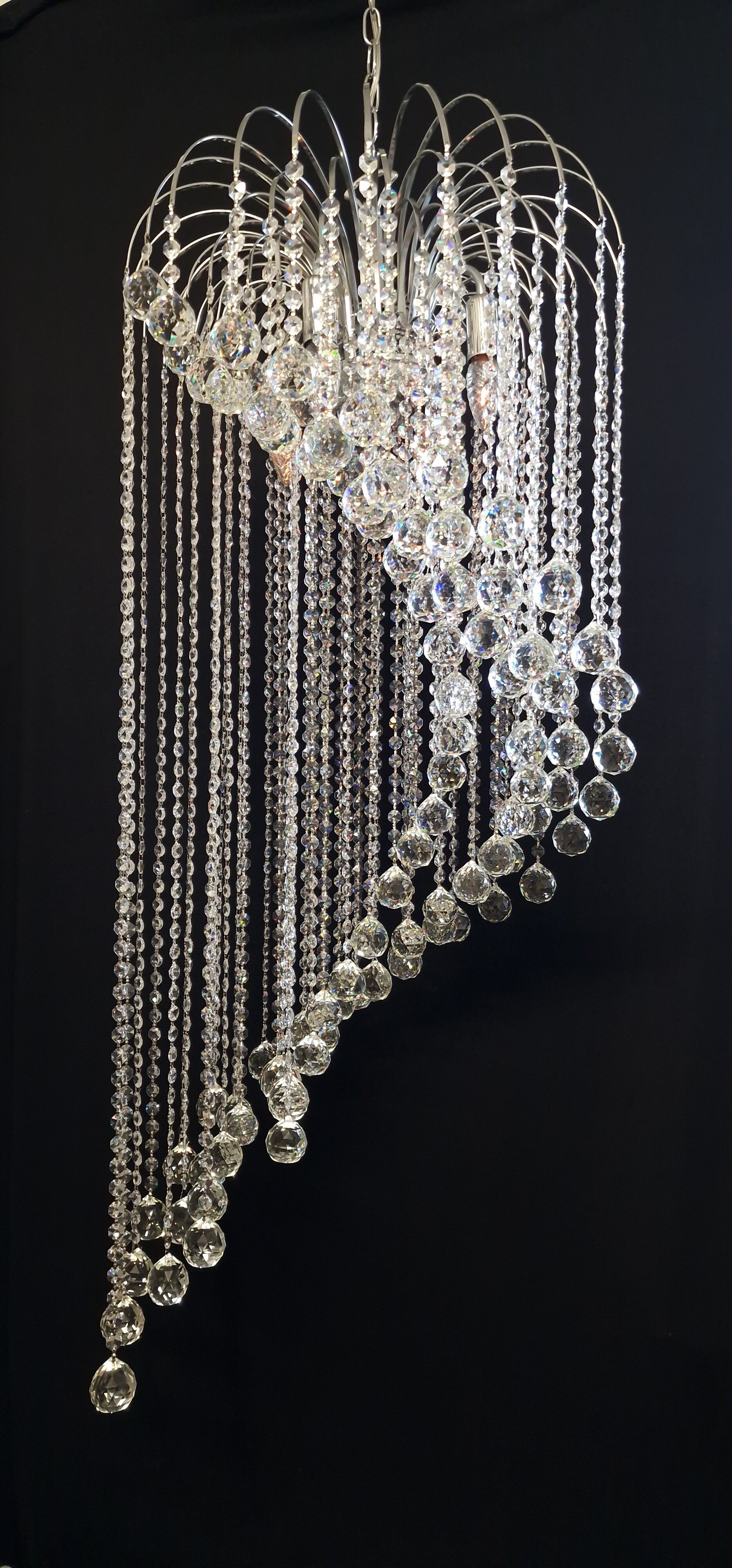 Kroonluchter; The Wave, Italiaanse kroonluchter gemaakt met de kristallen van Asfour ( 32%Pbo loodgehalte ) ( Gerestaureerd ) XXL size