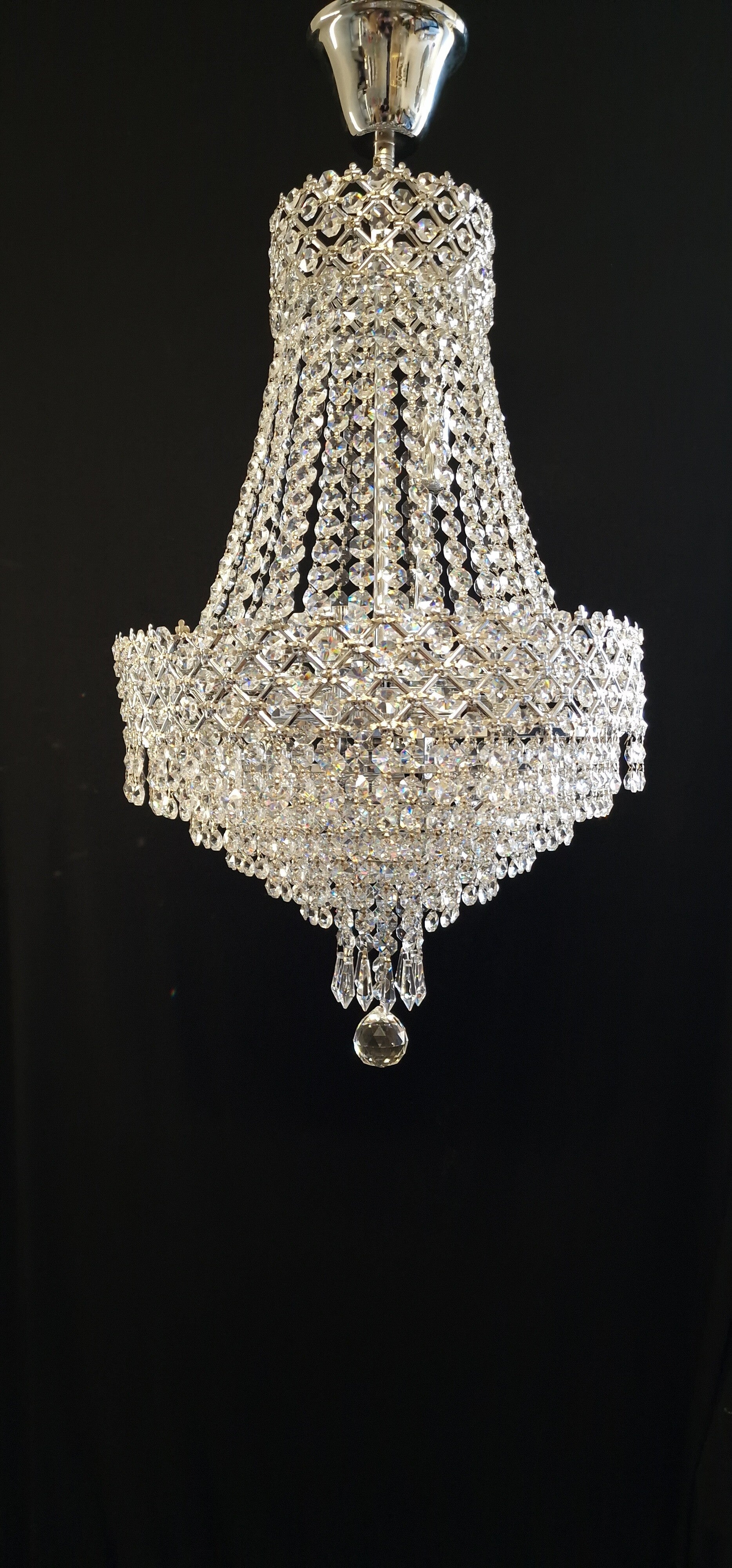 Kroonluchter zilverkleurig, gemaakt met de kristallen van het A-merk Asfour ( 32%pbo loodgehalte )