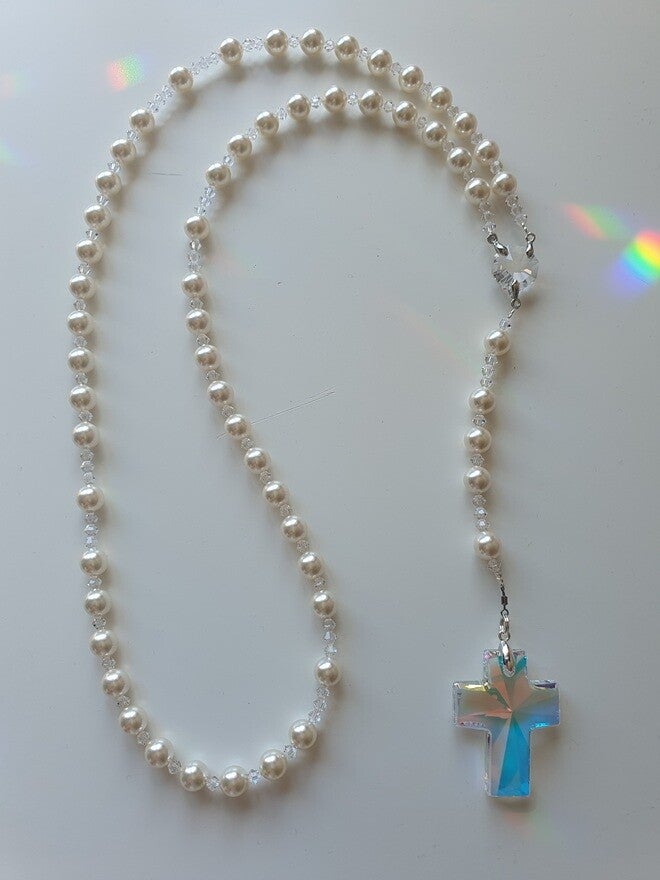 Rozenkrans - Paternoster met Swarovski parels & Kristallen, kleur: Cream Rose Light Pearl &  Swarovski kruis  Kleur: Aurora Boreale.
