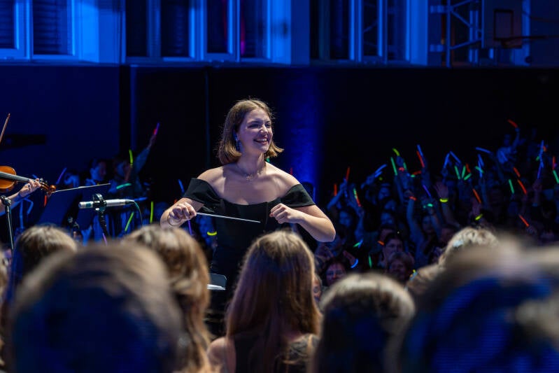 Chorleiterin Elisabeth beim Sommerkonzert 2026 | Jugendchor Naarn