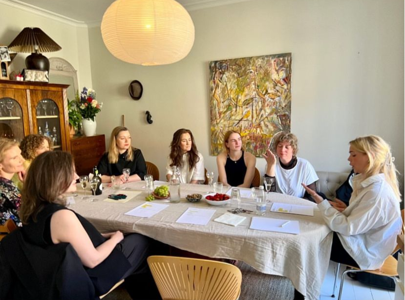 En dybdegående fysisk session hvor dine hænder læses ud fra både videnskabelige og energetiske mønstre. Du får konkrete indsigter om dine styrker, mønstre og potentialer. .