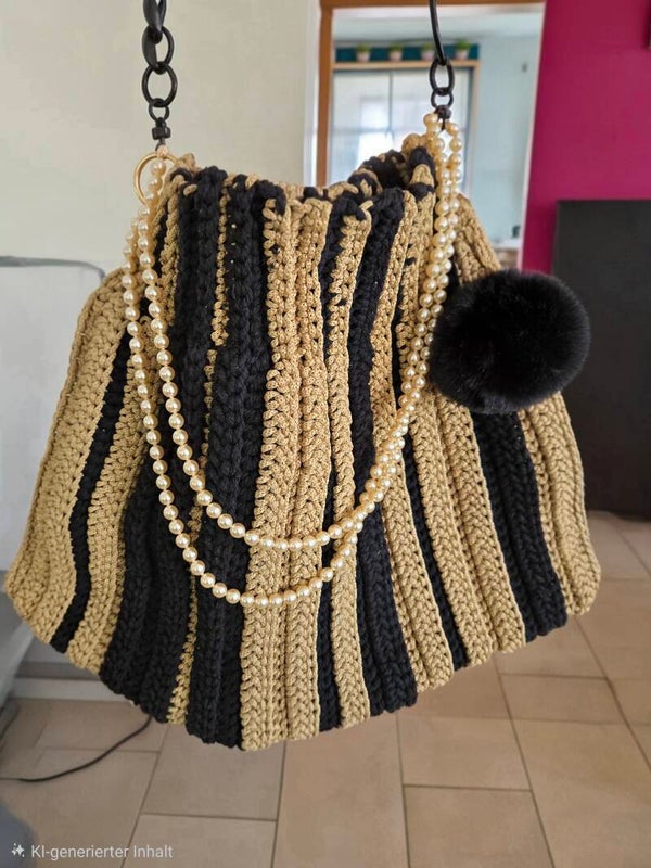 MISS MIDAS XL – elegante Wendetasche in Schwarz und Gold mit flauschigem Bommel
