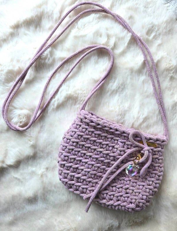 BLUSHY BELLE – elegante Tasche in schmutzrosa mit goldenen Lurexfäden