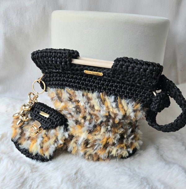 LEOLUSH – Schwarze Designer Tasche mit Chenille-Detail & Mini-Geldbeutel
