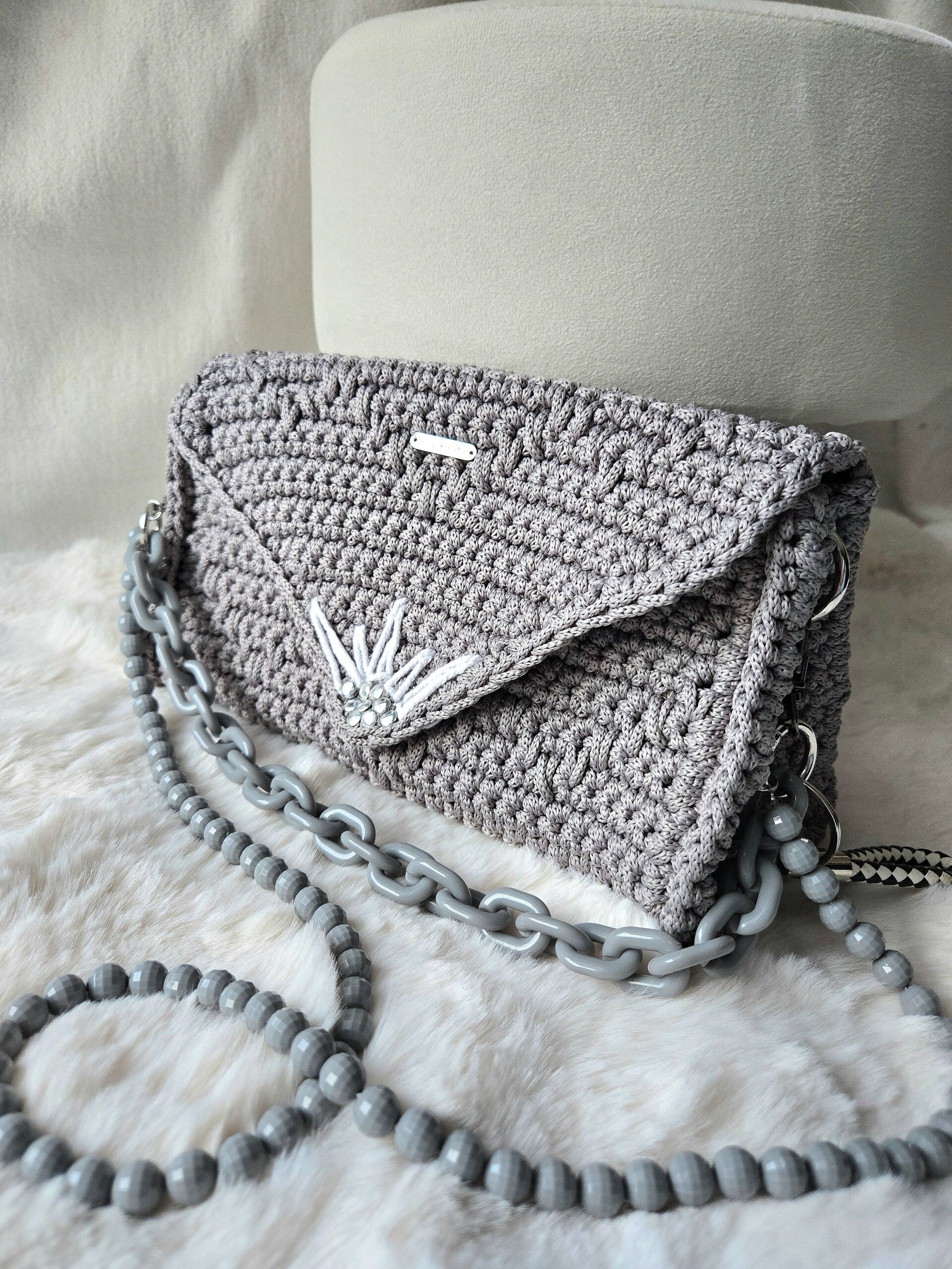 EDELWEISS – elegante Tasche in Grau mit Ketten- und Perlendetails