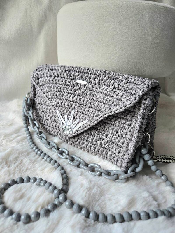 EDELWEISS – elegante Tasche in Grau mit Ketten- und Perlendetails