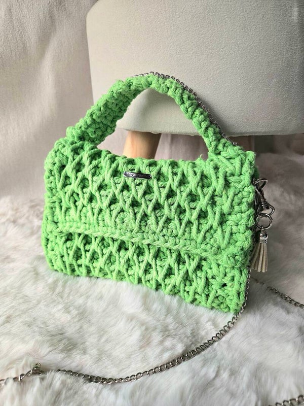 CATHERINE – auffällige Makramee-Tasche in knalligem Grün mit Glitzerdetails