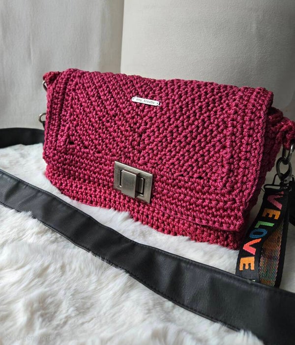 MARIANNE – elegante Schultertasche in Weinrot mit farbigem Statement-Gurt