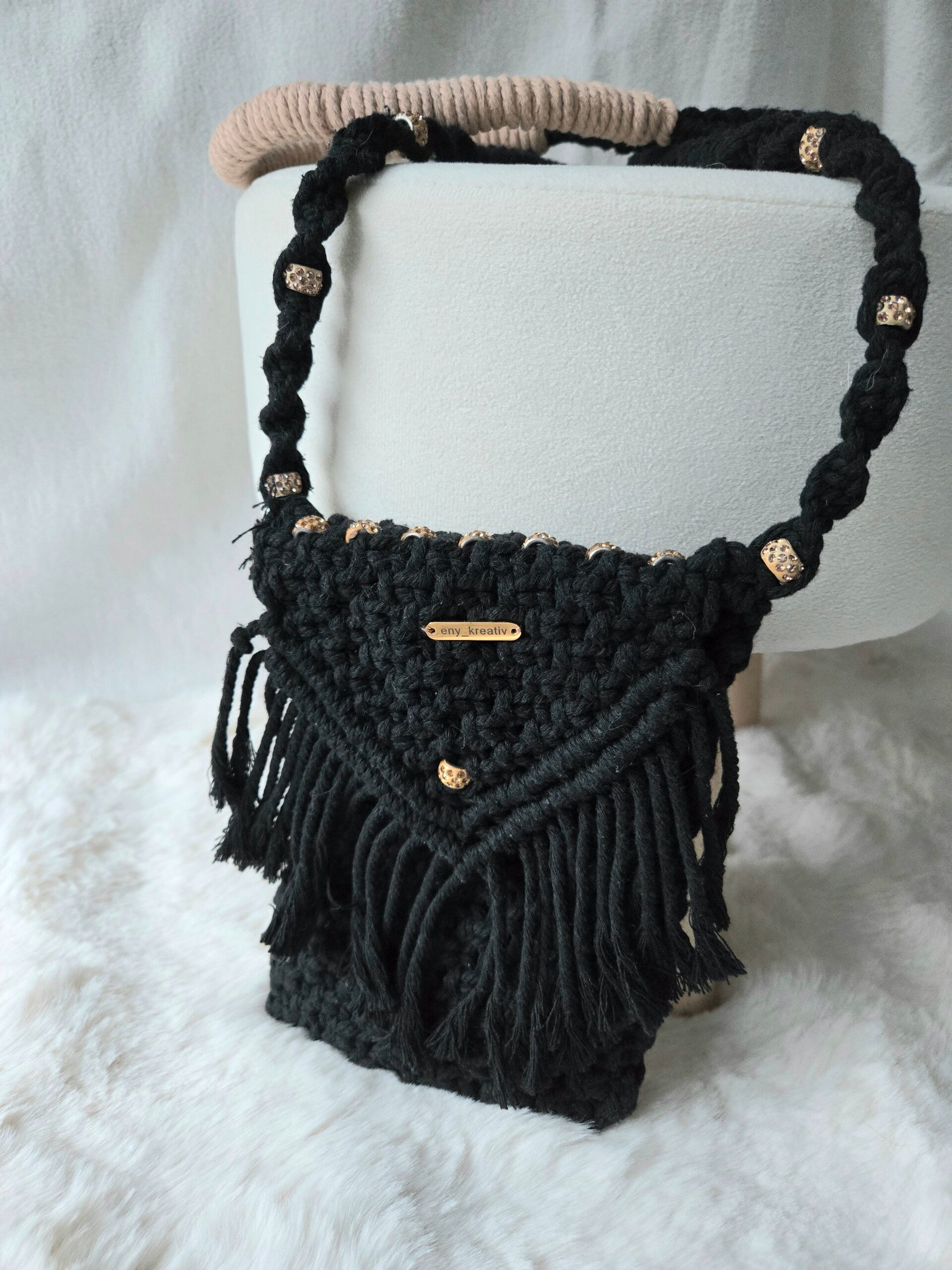 Handytasche EMMY schwarz – handgemachte Makramee-Handytasche in Schwarz für den Alltag