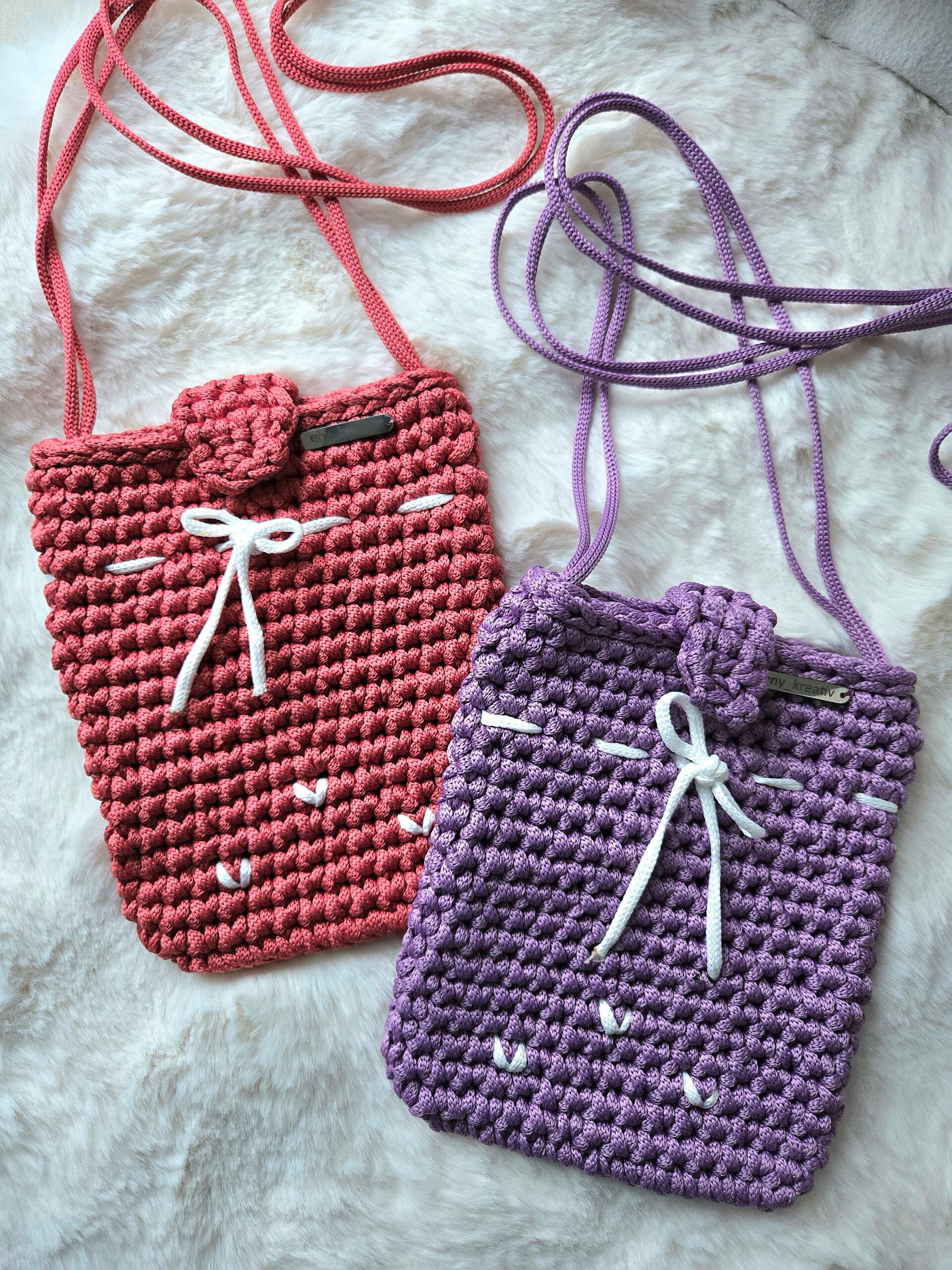 Handytasche LITTLE HEART lila/weiss & rot/weiss – handgemachte Handytasche mit Herzdetails für Alltag und Party