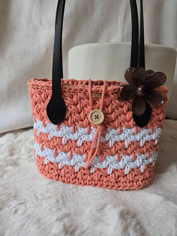 PEACH BELLE – elegante Schultertasche in Pfirsich und Weiß mit floralen Details