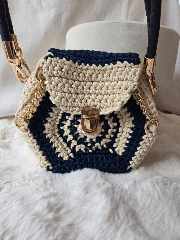 HEXAGON – elegante Tasche in Beige und Blau mit goldenen Akzenten