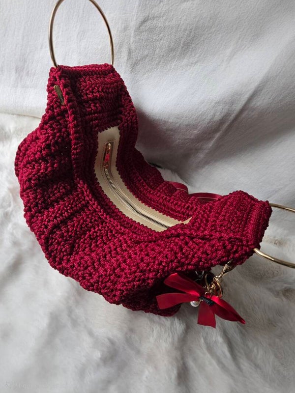 VELURA BAG M – elegante Oversize-Tasche in rot mit modernem Design