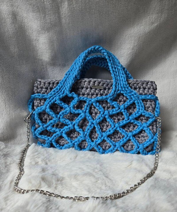 AQUA STEEL - Urbaner Chic aus handgehäkeltem Layer-Design