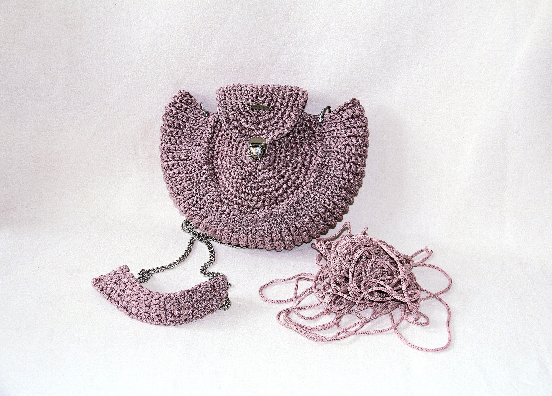LUNA SHELL – elegante Halbmondtasche im Boutique-Stil