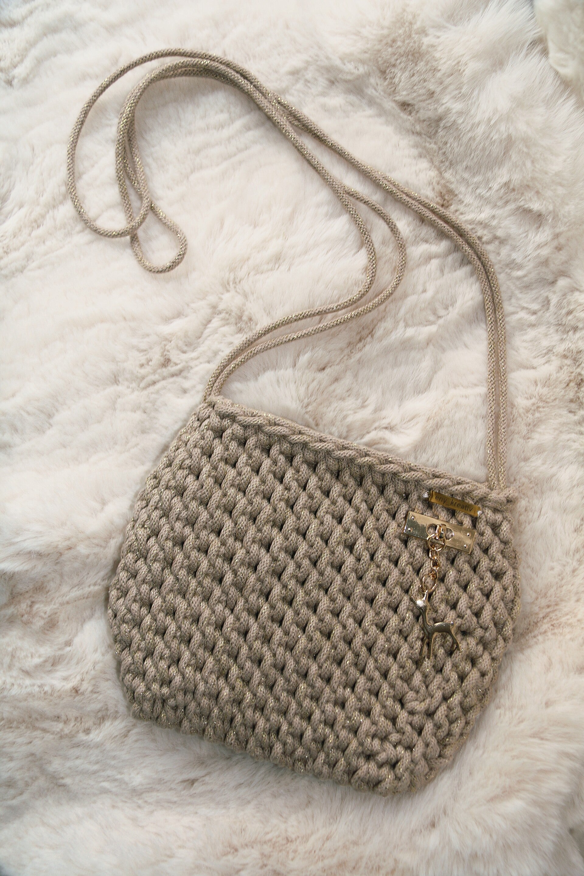 GOLDEN BEIGE – elegante Tasche in Beige mit goldenen Lurexfäden