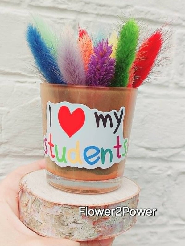 Cadeautje met droogbloemen love students
