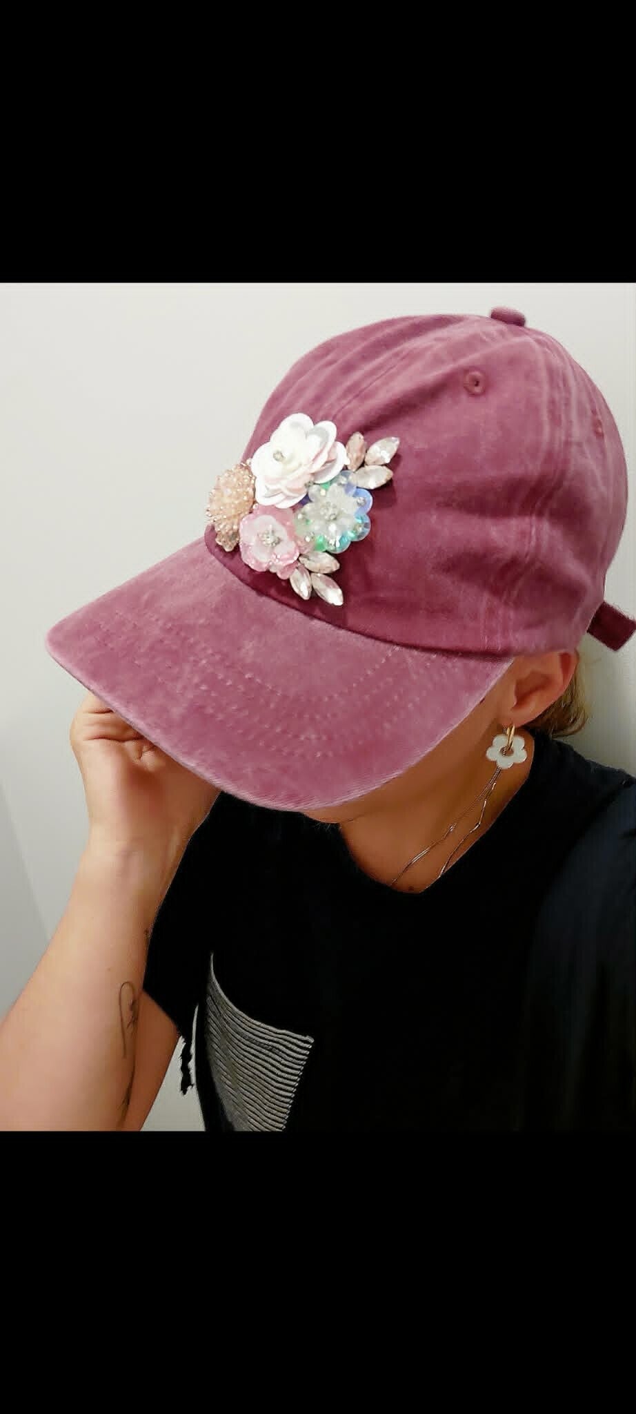 Pet bordeaux met bloemen