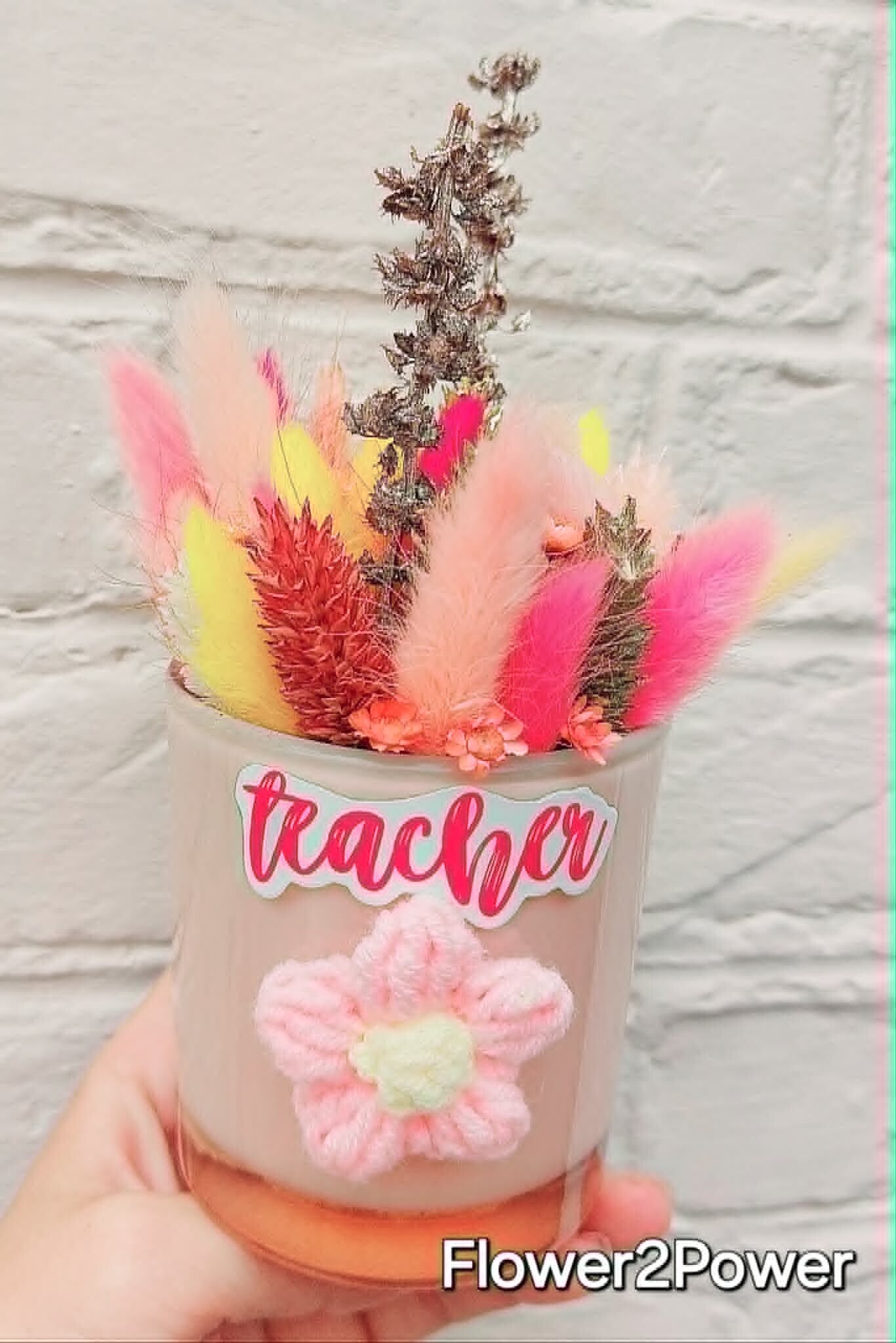 Cadeautje met droogbloemen teacher en bloem