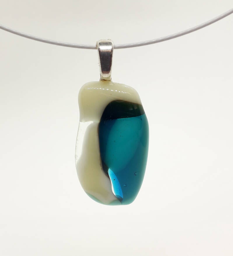 lieve kleine turquoise witte glashanger