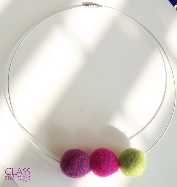 Hanger met groen en roze viltballetjes (VHMIX01)