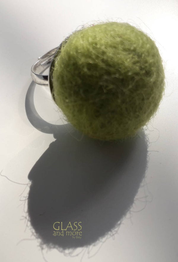 Vilten ring met groen balletje (VRG01)
