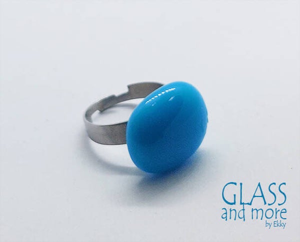 licht blauwe ring van glas