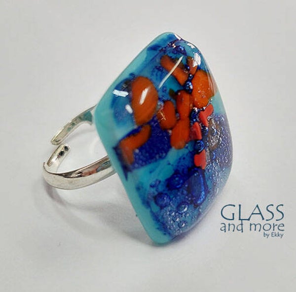 Blauw met rode glasring