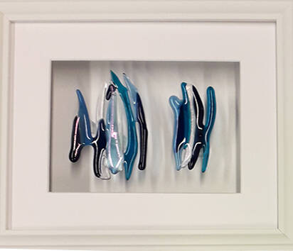 twee groepjes glas, vertikale lijnen van getint blauw glas afgewisseld met iridiserend doorzichtig glas