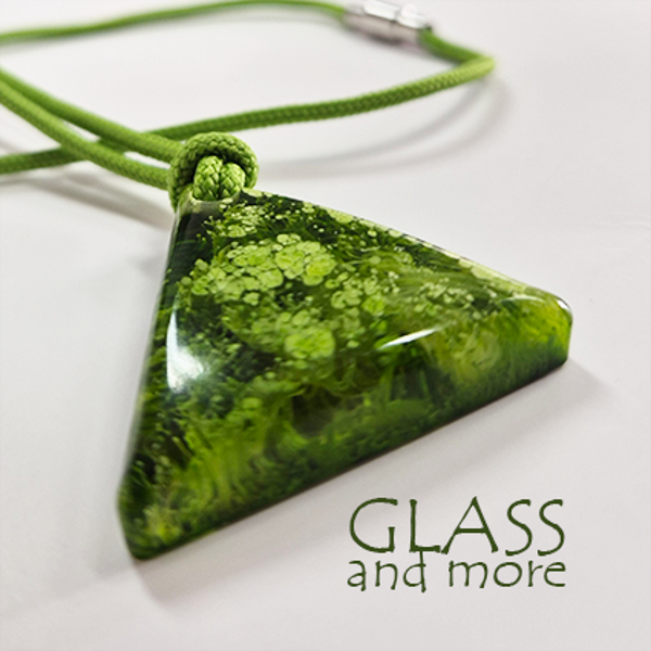 Groene driehoekige epoxy hanger