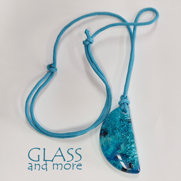 Blauwe tinten maanvormige epoxy hanger