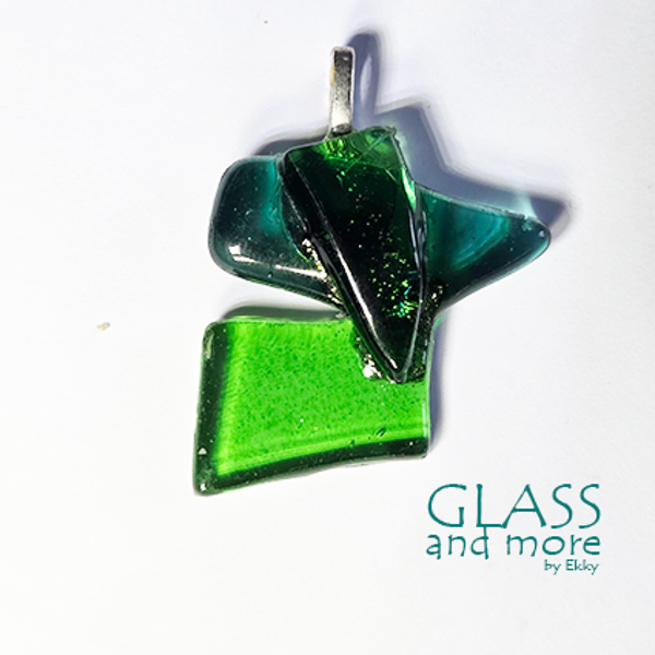 Speelse hanger in 3 tinten groen.