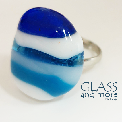 Glasring met wit en blauwe tinten