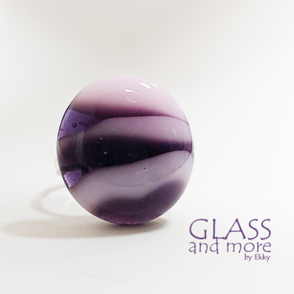 Roze met paarse glasring