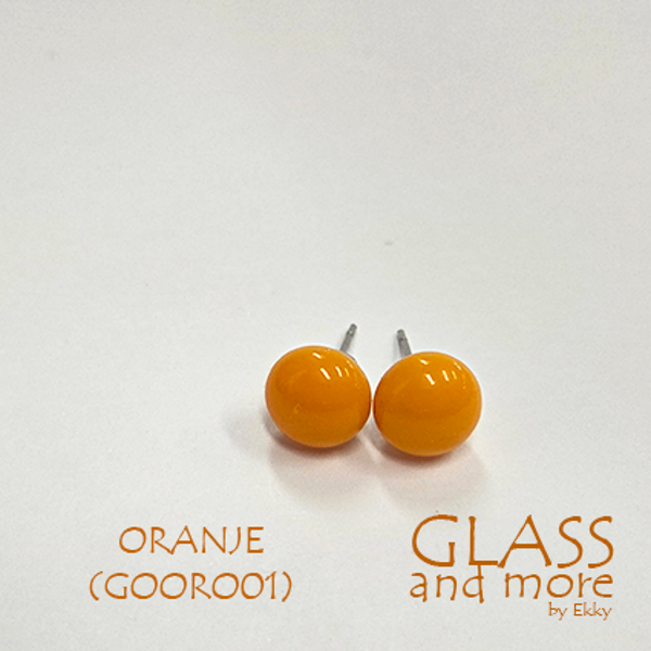 Oranje boven oorknopjes