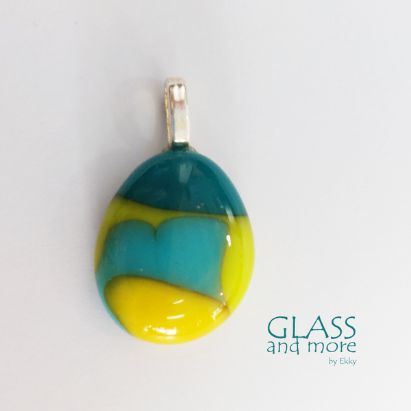 Speelse groen, blauw en gele glashanger