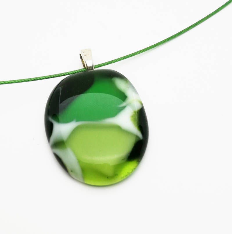 glashanger met twee kleuren groen glas, met wit glas erdoor verwerkt. Een mooie dieptewerking.