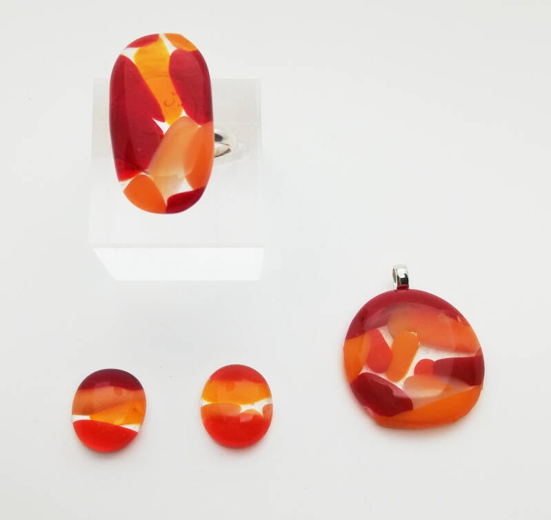 oranje en rode set, hanger, oorbelletjes en ring in zilver.