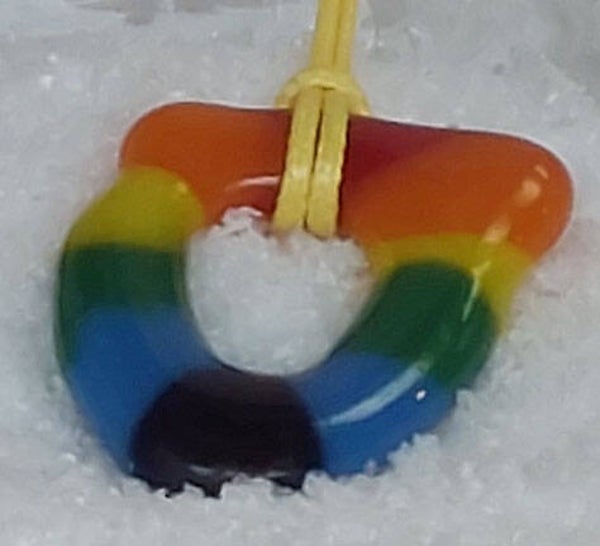 Leuke donut in regenboogkleuren