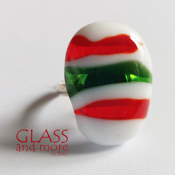 Wit, groen en rode ring