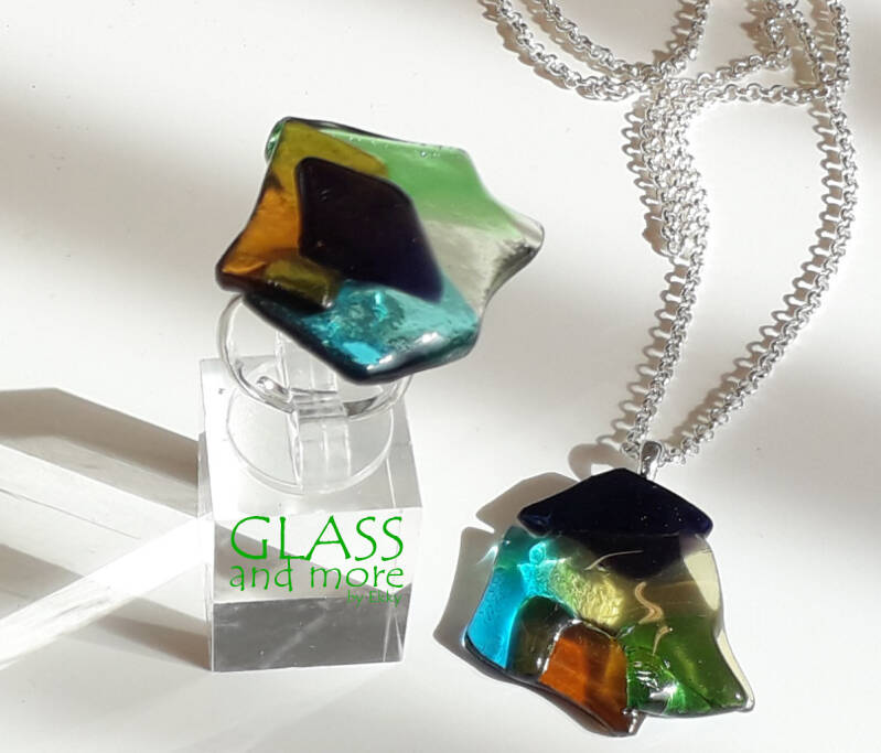 Leaf,  zilveren hanger en ring met doorzichtig oranje, blauw, groen en geel glas.