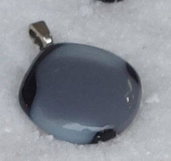 Ronde glashanger in zwart met grijstinten.