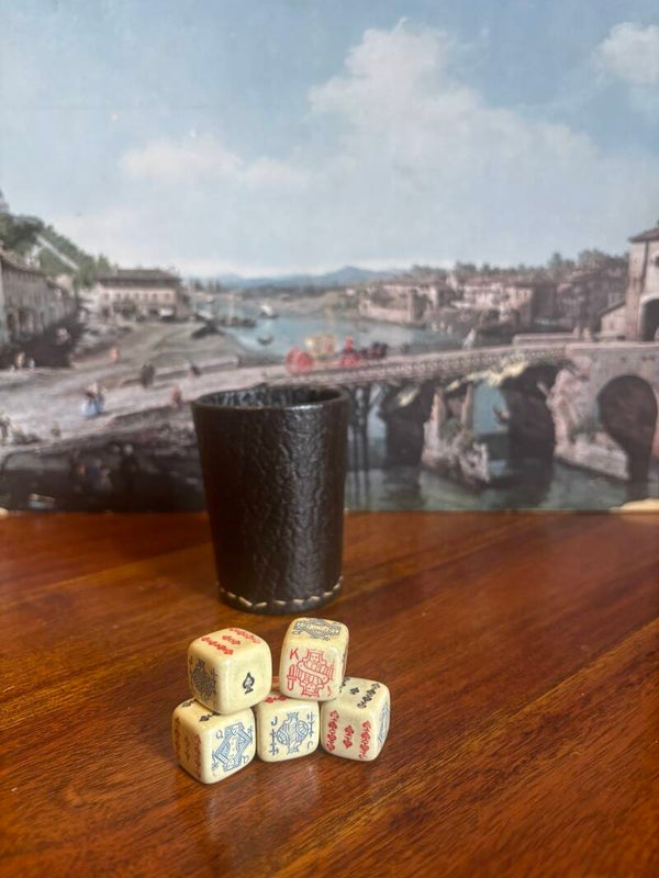 Dadi da poker con bicchiere in pelle