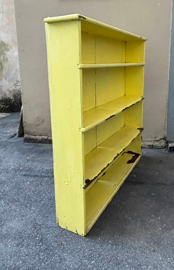 Scaffale giallo