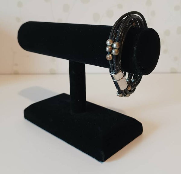 Armband i svart läder med silverkulor 2:a sortering