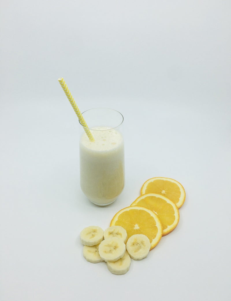 Eiwit bananenshake in glas met rietje
