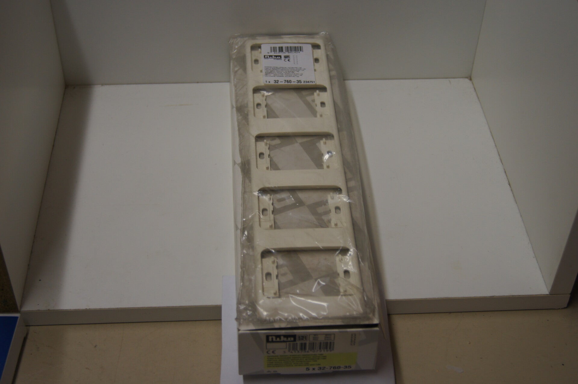 Niko 32-760-35 PR 20 Vijfvoudig verticaal center 72 wit