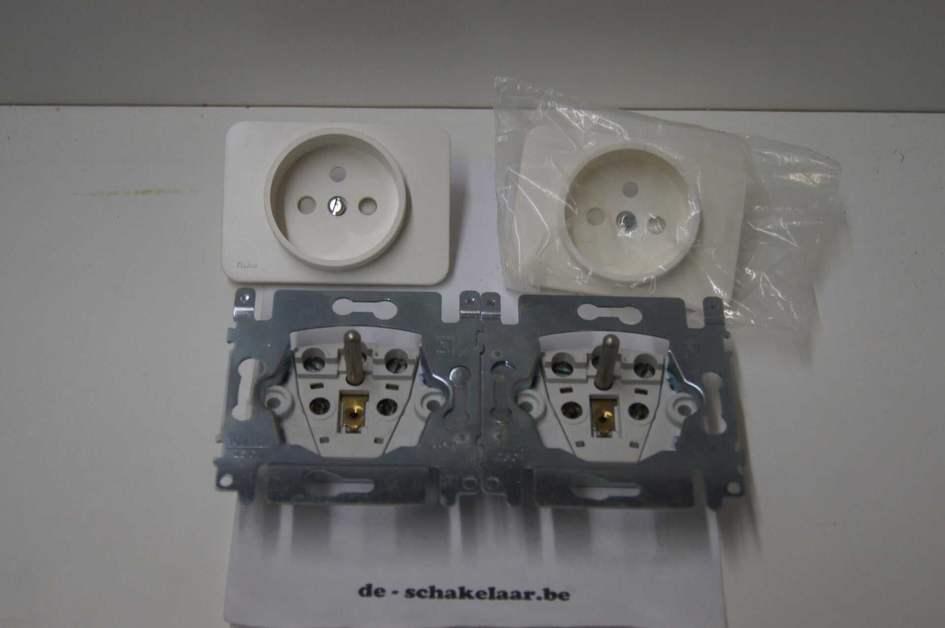 Niko 32-661-02 PR20 Dubbelstopcontact horizontaal zonder klauwen wit