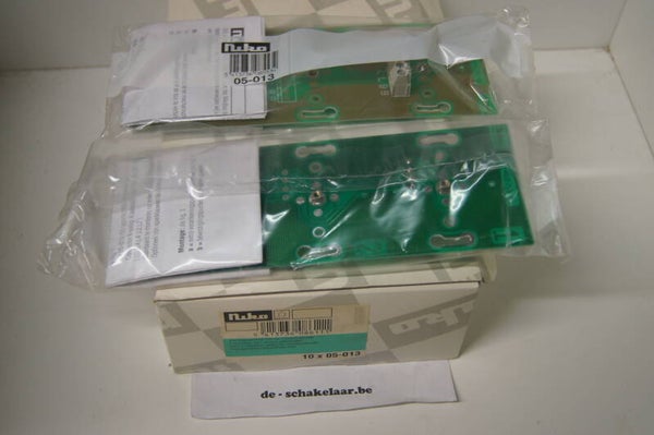 Niko 05-013 bus drievoudige muurprint verticaal center 60mm